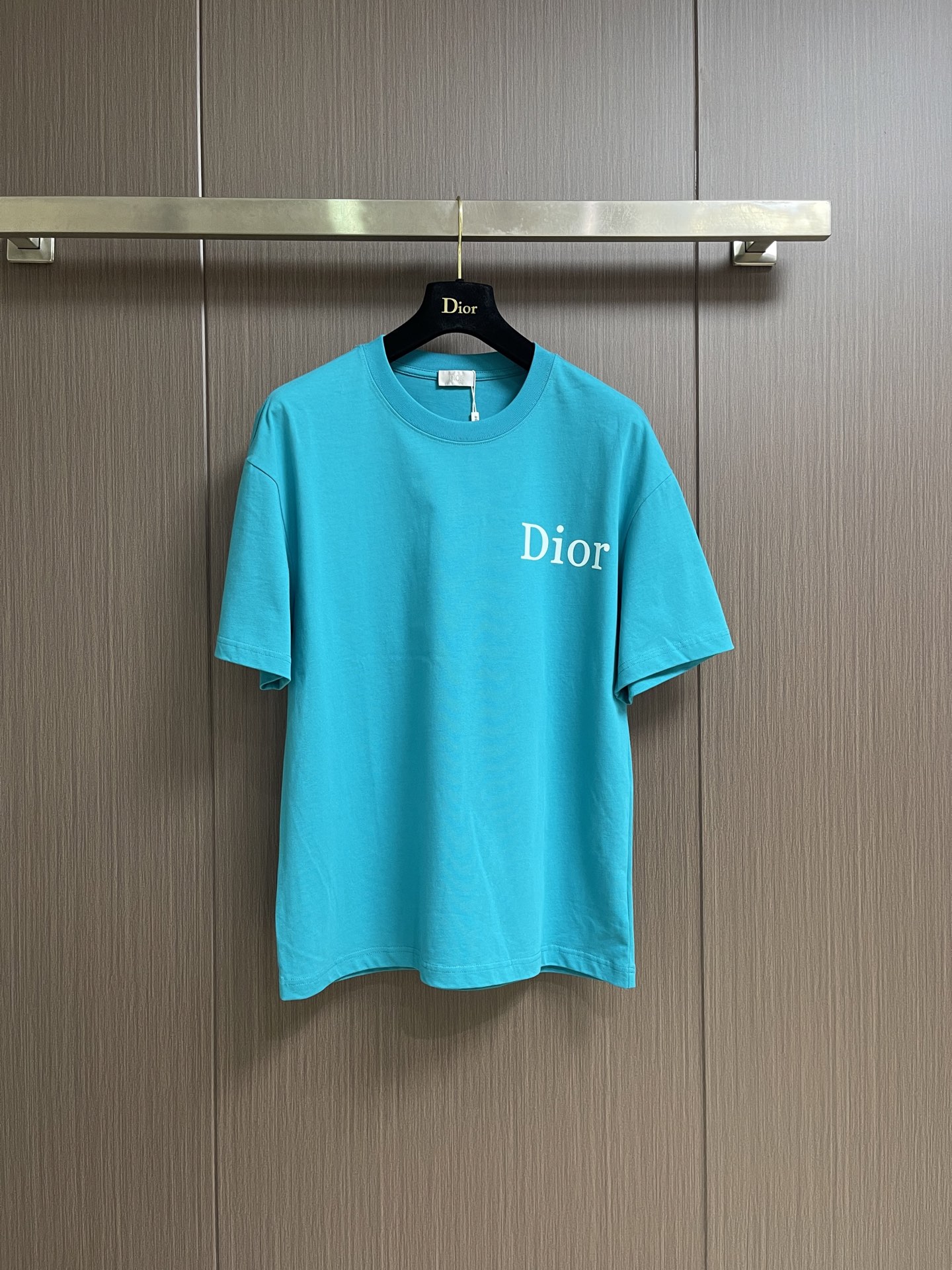 NO:935708,Dior 2026ss new spring and summer short-sleeved T-shirt for men and women, customized exclusive pure cotton fabric, customized original craft thread, and contrasting logo pattern printing design on the chest!  Simple and elegant, easy to match and versatile, extremely high-grade, perfectly integrated into fashion and style, it is a top-notch fashionable style that is perfect for outer wear!  The whole thing gives people a natural feeling!  The ultimate classic versatile short-sleeved T-shirt. Sizes M-XXL M, bust 108, shoulder width 55, length 68.5 L, bust 112, shoulder width 57, length 70.519860909Dior 2026ss春夏新款男女同款短袖T恤,定制专属纯棉面料,定制原版工艺螺纹,胸前撞色logo图案印花工艺设计！简约大方,从容百搭,档次极高,完美融入时尚还有风情感一款完美符合外穿的顶尖时髦气质款！整体给人浑然天成的感觉！极致经典的百搭型短袖t恤.尺码M-XXL M码 胸围108 肩宽55 衣长68.5 L码 胸围112肩宽57 衣长70.5 XL码胸围116肩宽59 衣长72.5 XXL码 胸围120肩宽60 衣长74.5,,dior,T-shirt,tees，t-shirt,,Men's clothing