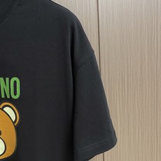 MOSCHINO 莫斯奇诺2026SS春夏新款小熊印花圆领T恤,100%纯棉面料,胸前最新卡通小熊图案, MOSCHINO 莫斯奇诺2026SS春夏新款小熊印花圆领T恤,100%纯棉面料,胸前最新卡通小熊图案,