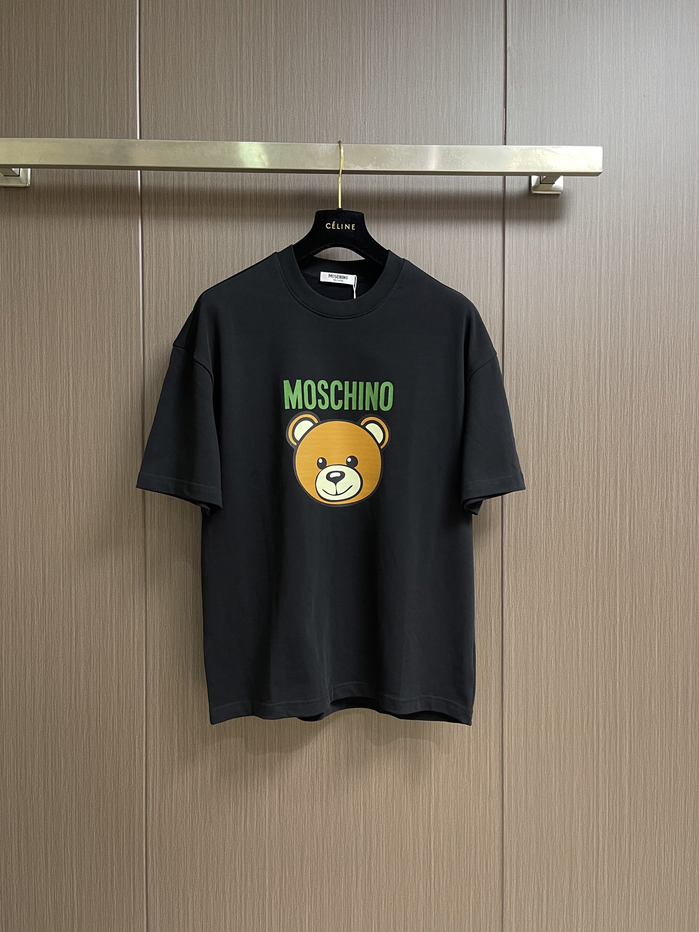 MOSCHINO 莫斯奇诺2026SS春夏新款小熊印花圆领T恤，100%纯棉面料，胸前最新卡通小熊图案，