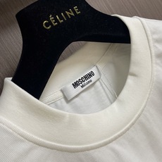 MOSCHINO 莫斯奇诺2026SS春夏新款小熊印花圆领T恤,100%纯棉面料,胸前最新卡通小熊图案, MOSCHINO 莫斯奇诺2026SS春夏新款小熊印花圆领T恤,100%纯棉面料,胸前最新卡通小熊图案,