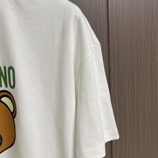 MOSCHINO 莫斯奇诺2026SS春夏新款小熊印花圆领T恤,100%纯棉面料,胸前最新卡通小熊图案, MOSCHINO 莫斯奇诺2026SS春夏新款小熊印花圆领T恤,100%纯棉面料,胸前最新卡通小熊图案,