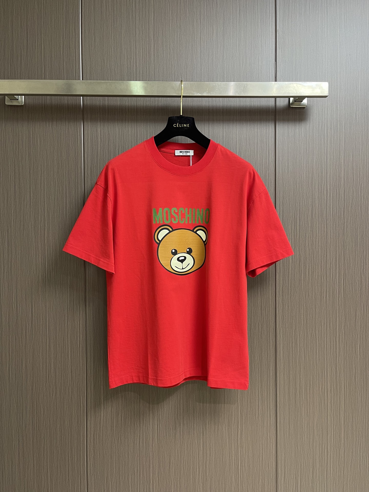 NO:935711,MOSCHINO Moschino 2026SS spring and summer new bear printed round neck T-shirt, pure cotton fabric, the latest cartoon bear pattern on the chest, fashionable and casual, comfortable and good-looking on the upper body. Sizes M-XXL  Bust 120, shoulder width 60, length 74.5, tees, t-shirt,19860909MOSCHINO 莫斯奇诺2026SS春夏新款小熊印花圆领T恤,纯棉面料,胸前最新卡通小熊图案,时尚休闲,上身舒适又好看.尺码M-XXL M码 胸围108 肩宽55 衣长68.5 L码 胸围112肩宽57 衣长70.5 XL码胸围116肩宽59 衣长72.5 XXL码 胸围120肩宽60 衣长74.5,,tees，t-shirt,,Men's clothing