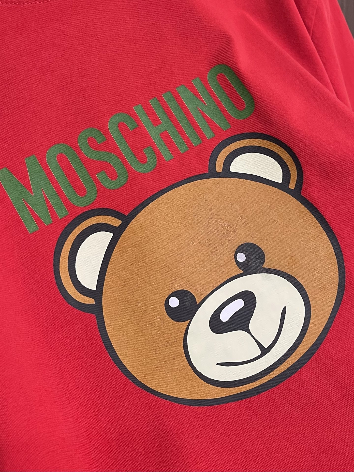 MOSCHINO 莫斯奇诺2026SS春夏新款小熊印花圆领T恤，100%纯棉面料，胸前最新卡通小熊图案，