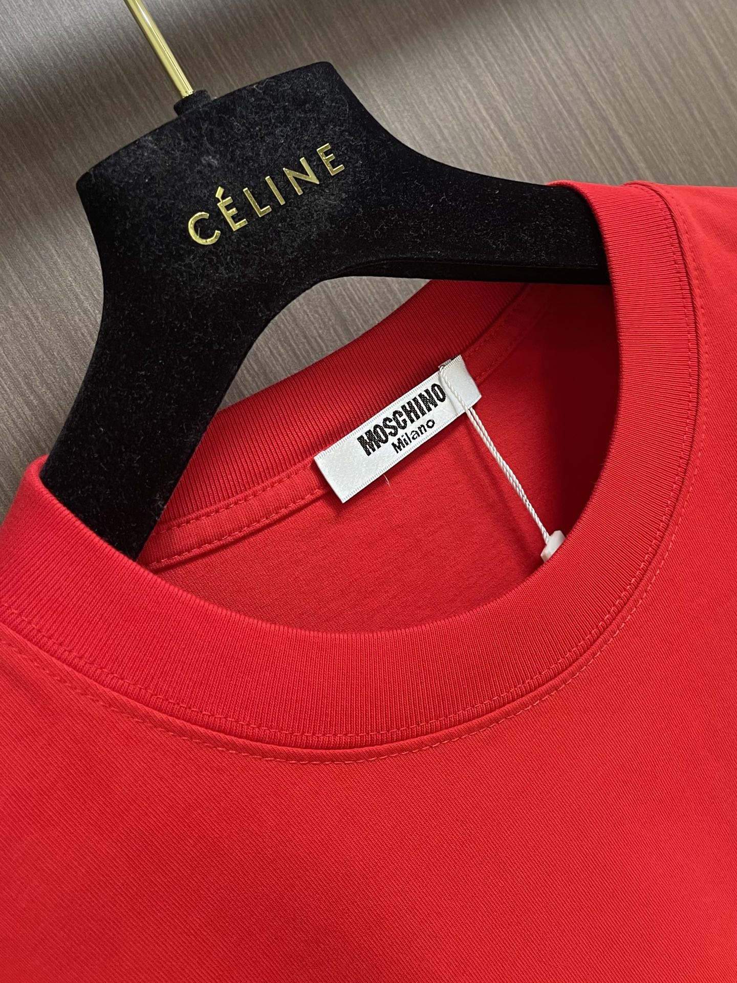 MOSCHINO 莫斯奇诺2026SS春夏新款小熊印花圆领T恤，100%纯棉面料，胸前最新卡通小熊图案，