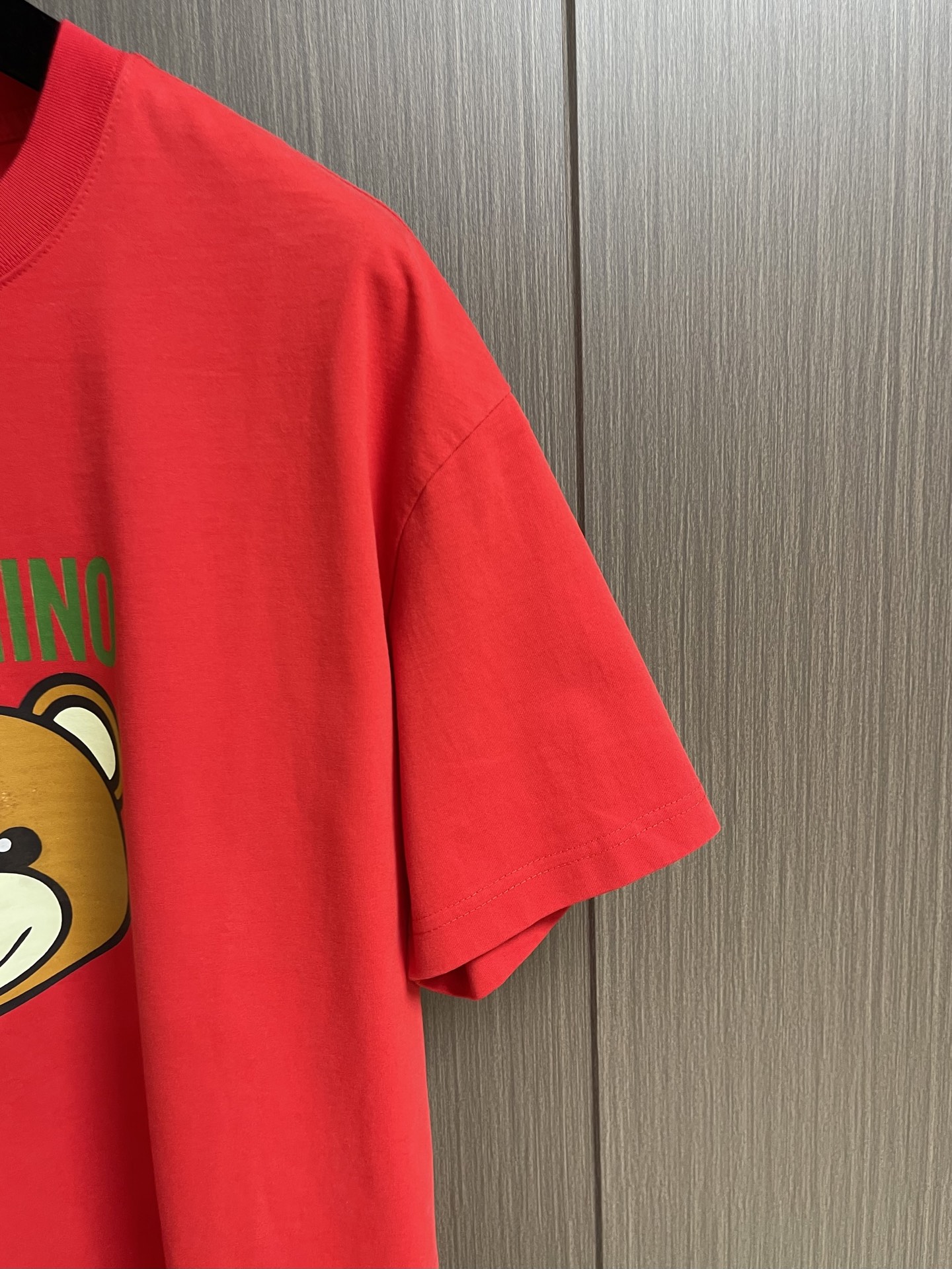 MOSCHINO 莫斯奇诺2026SS春夏新款小熊印花圆领T恤，100%纯棉面料，胸前最新卡通小熊图案，