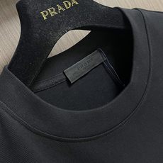 Prada 撞色logo印花短袖T恤,简约中尽显奢华格调,T恤精致的品牌印花,是Prada百年底蕴与精湛 Prada 撞色logo印花短袖T恤,简约中尽显奢华格调,T恤精致的品牌印花,是Prada百年底蕴与精湛