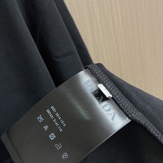 Prada 撞色logo印花短袖T恤,简约中尽显奢华格调,T恤精致的品牌印花,是Prada百年底蕴与精湛 Prada 撞色logo印花短袖T恤,简约中尽显奢华格调,T恤精致的品牌印花,是Prada百年底蕴与精湛