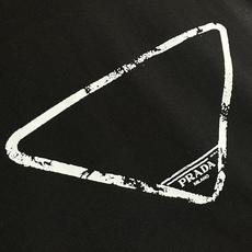 Prada 撞色logo印花短袖T恤,简约中尽显奢华格调,T恤精致的品牌印花,是Prada百年底蕴与精湛 Prada 撞色logo印花短袖T恤,简约中尽显奢华格调,T恤精致的品牌印花,是Prada百年底蕴与精湛