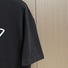 Prada 撞色logo印花短袖T恤,简约中尽显奢华格调,T恤精致的品牌印花,是Prada百年底蕴与精湛 Prada 撞色logo印花短袖T恤,简约中尽显奢华格调,T恤精致的品牌印花,是Prada百年底蕴与精湛