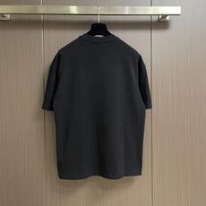 Prada 撞色logo印花短袖T恤,简约中尽显奢华格调,T恤精致的品牌印花,是Prada百年底蕴与精湛 Prada 撞色logo印花短袖T恤,简约中尽显奢华格调,T恤精致的品牌印花,是Prada百年底蕴与精湛