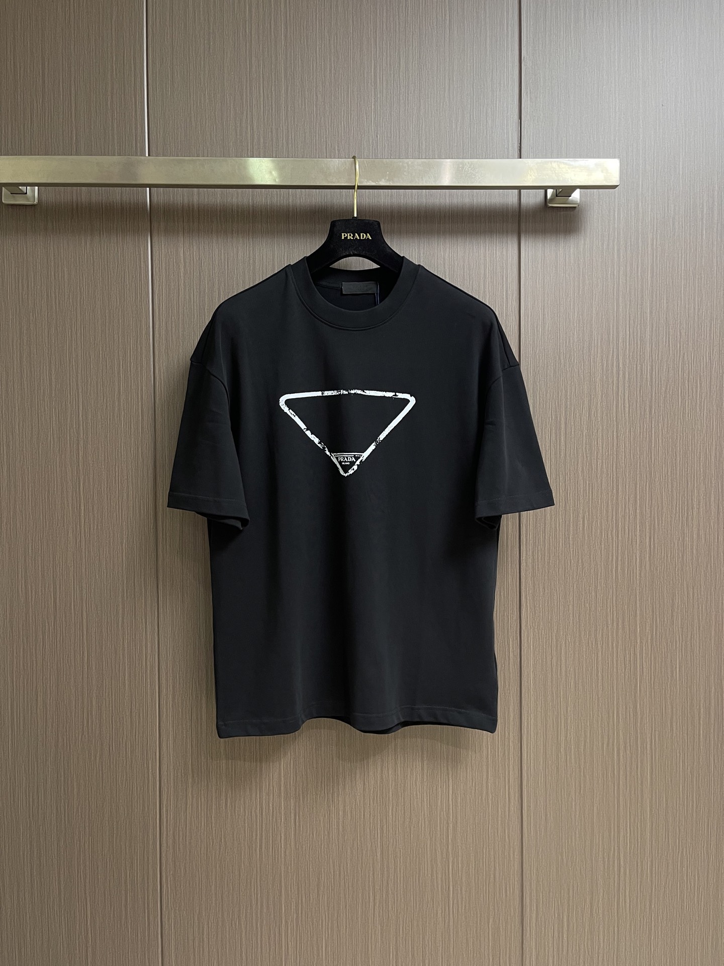 Prada 撞色logo印花短袖T恤，简约中尽显奢华格调，T恤精致的品牌印花，是Prada百年底蕴与精湛