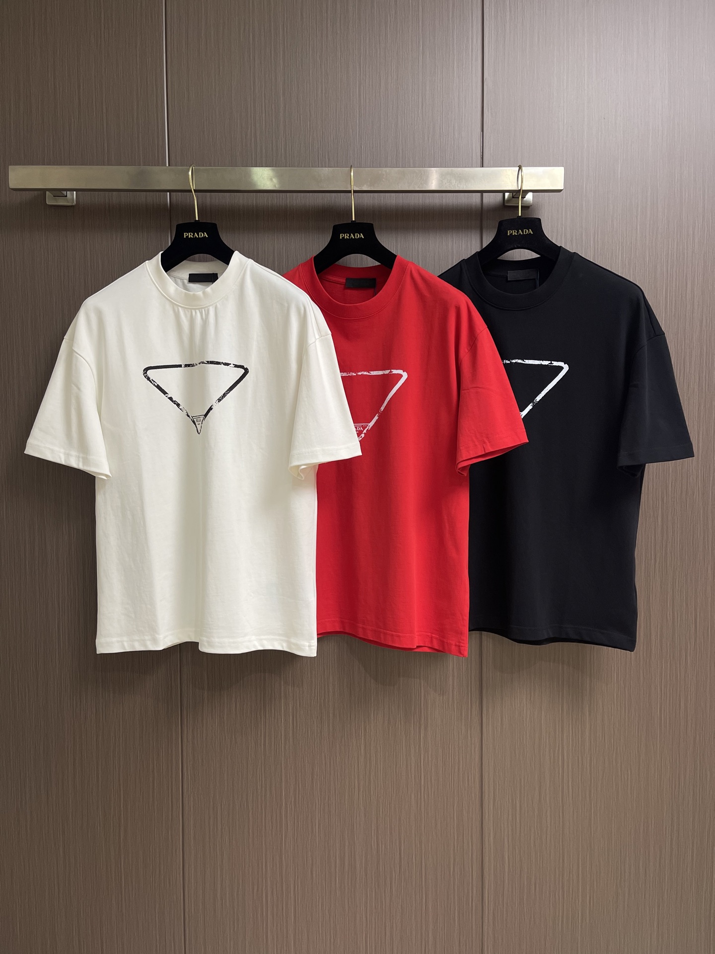Prada 撞色logo印花短袖T恤，简约中尽显奢华格调，T恤精致的品牌印花，是Prada百年底蕴与精湛