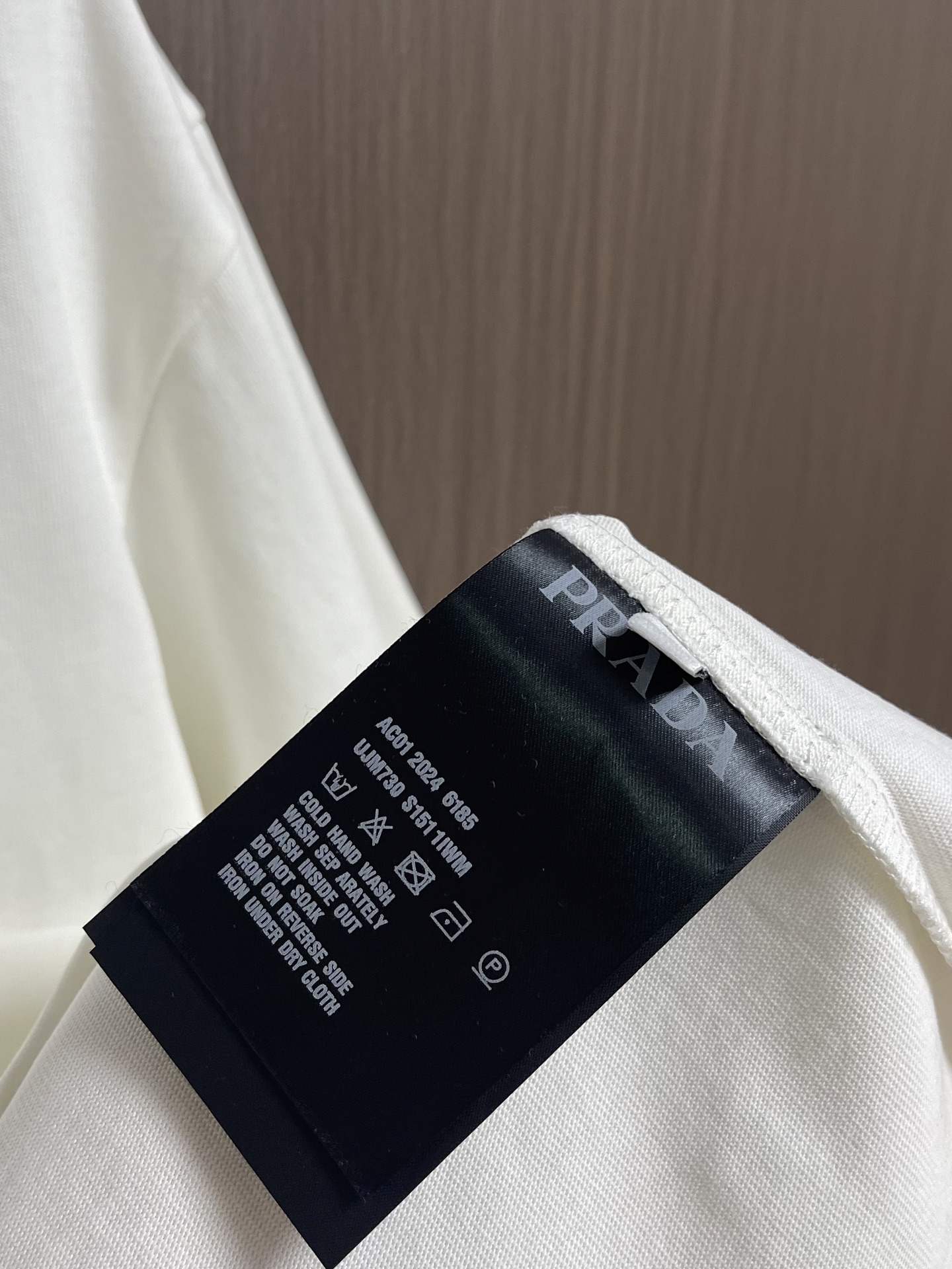 Prada 撞色logo印花短袖T恤，简约中尽显奢华格调，T恤精致的品牌印花，是Prada百年底蕴与精湛