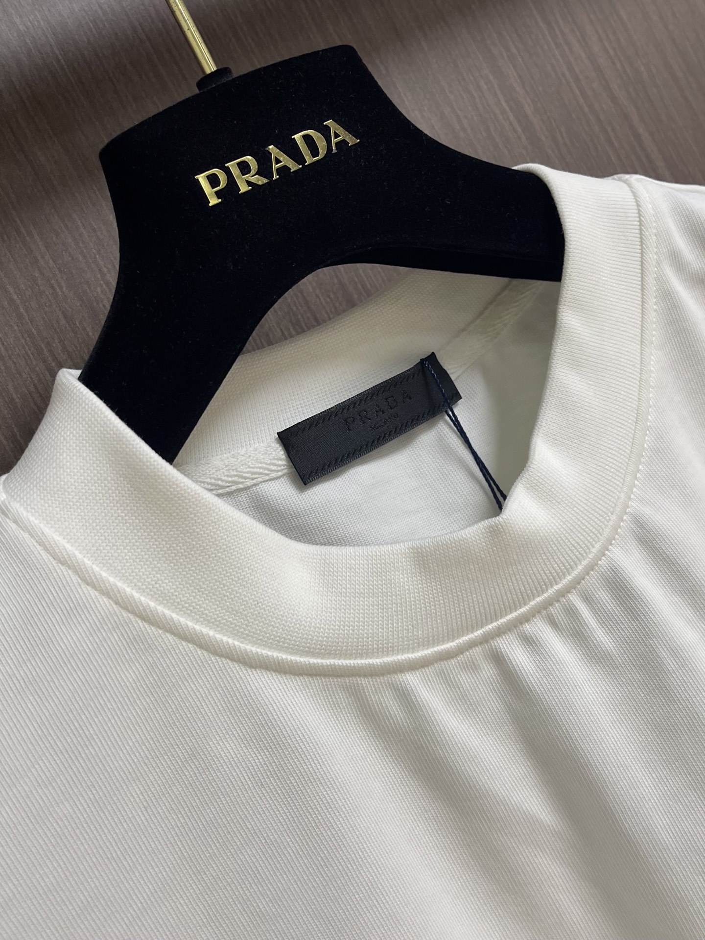 Prada 撞色logo印花短袖T恤，简约中尽显奢华格调，T恤精致的品牌印花，是Prada百年底蕴与精湛