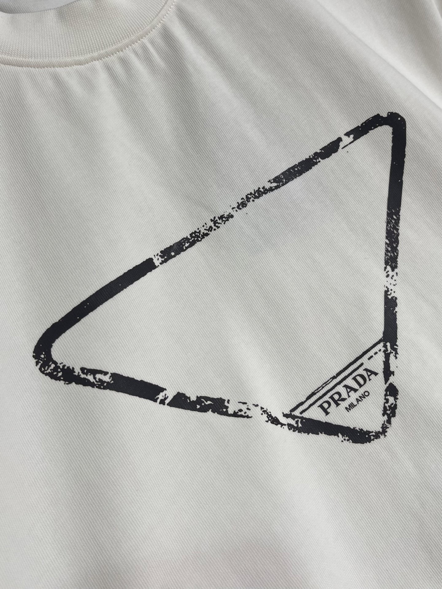 Prada 撞色logo印花短袖T恤，简约中尽显奢华格调，T恤精致的品牌印花，是Prada百年底蕴与精湛