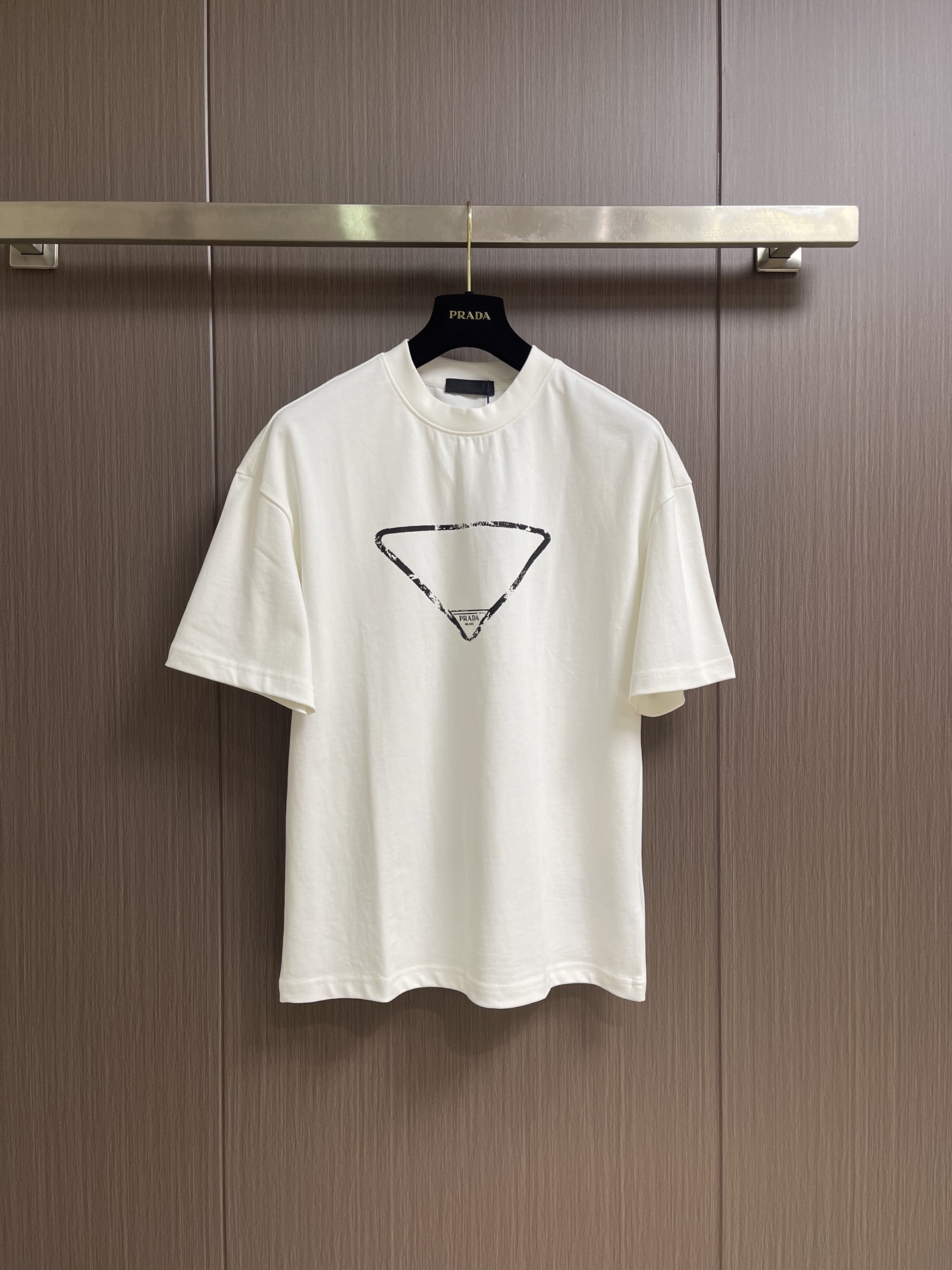 Prada 撞色logo印花短袖T恤，简约中尽显奢华格调，T恤精致的品牌印花，是Prada百年底蕴与精湛