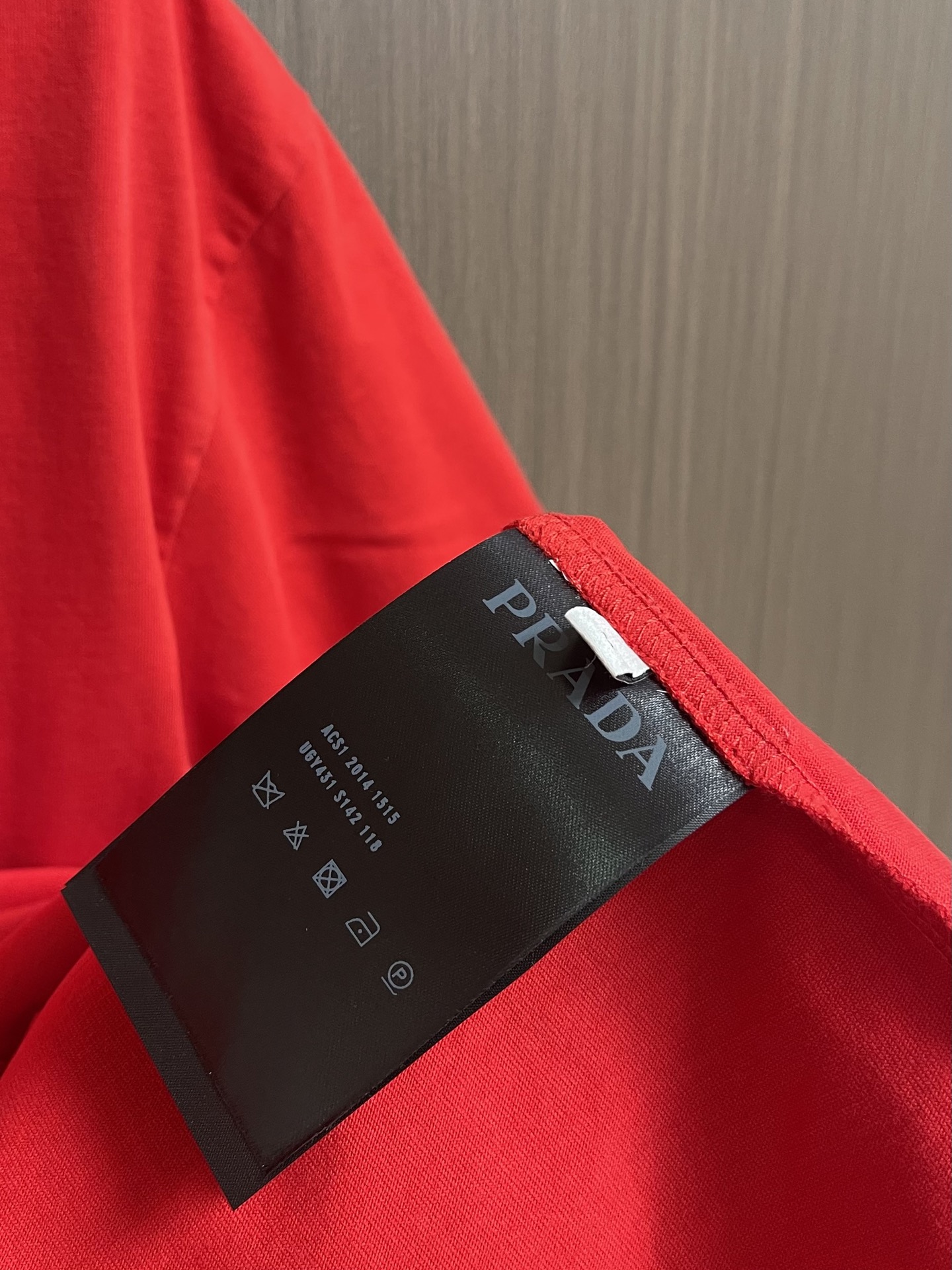 Prada 撞色logo印花短袖T恤，简约中尽显奢华格调，T恤精致的品牌印花，是Prada百年底蕴与精湛