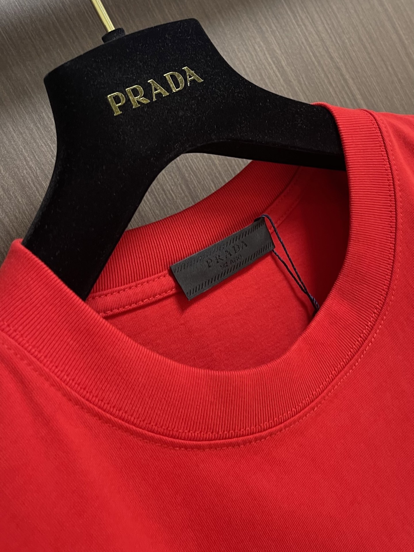 Prada 撞色logo印花短袖T恤，简约中尽显奢华格调，T恤精致的品牌印花，是Prada百年底蕴与精湛