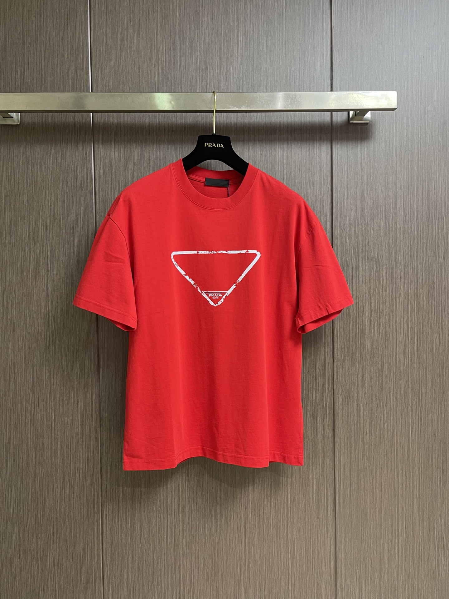 Prada 撞色logo印花短袖T恤，简约中尽显奢华格调，T恤精致的品牌印花，是Prada百年底蕴与精湛
