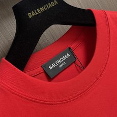 Balenciaga 2026ss新款印花短袖T恤,成衣洗水,设计感十足 ,面料采用巴黎ZP定织定染全棉 Balenciaga 2026ss新款印花短袖T恤,成衣洗水,设计感十足 ,面料采用巴黎ZP定织定染全棉