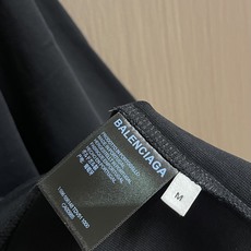 Balenciaga 2026SS胶带字母印花短袖T恤,面料采用32支100%精梳纯棉平纹针织布,185 Balenciaga 2026SS胶带字母印花短袖T恤,面料采用32支100%精梳纯棉平纹针织布,185