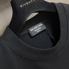 Balenciaga 2026SS胶带字母印花短袖T恤,面料采用32支100%精梳纯棉平纹针织布,185 Balenciaga 2026SS胶带字母印花短袖T恤,面料采用32支100%精梳纯棉平纹针织布,185