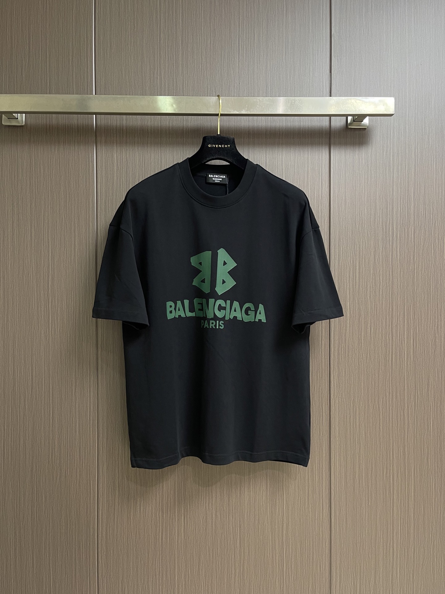 Balenciaga 2026SS胶带字母印花短袖T恤，面料采用32支100%精梳纯棉平纹针织布，185