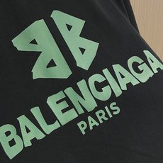 Balenciaga 2026SS胶带字母印花短袖T恤,面料采用32支100%精梳纯棉平纹针织布,185 Balenciaga 2026SS胶带字母印花短袖T恤,面料采用32支100%精梳纯棉平纹针织布,185