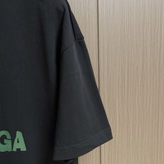 Balenciaga 2026SS胶带字母印花短袖T恤,面料采用32支100%精梳纯棉平纹针织布,185 Balenciaga 2026SS胶带字母印花短袖T恤,面料采用32支100%精梳纯棉平纹针织布,185