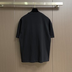 Balenciaga 2026SS胶带字母印花短袖T恤,面料采用32支100%精梳纯棉平纹针织布,185 Balenciaga 2026SS胶带字母印花短袖T恤,面料采用32支100%精梳纯棉平纹针织布,185