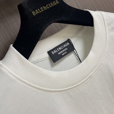Balenciaga 2026SS胶带字母印花短袖T恤,面料采用32支100%精梳纯棉平纹针织布,185 Balenciaga 2026SS胶带字母印花短袖T恤,面料采用32支100%精梳纯棉平纹针织布,185