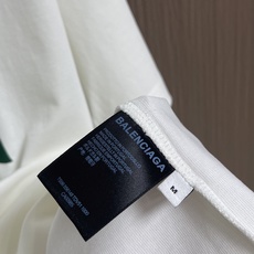 Balenciaga 2026SS胶带字母印花短袖T恤,面料采用32支100%精梳纯棉平纹针织布,185 Balenciaga 2026SS胶带字母印花短袖T恤,面料采用32支100%精梳纯棉平纹针织布,185