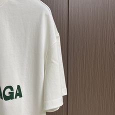 Balenciaga 2026SS胶带字母印花短袖T恤,面料采用32支100%精梳纯棉平纹针织布,185 Balenciaga 2026SS胶带字母印花短袖T恤,面料采用32支100%精梳纯棉平纹针织布,185
