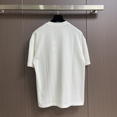 Balenciaga 2026SS胶带字母印花短袖T恤,面料采用32支100%精梳纯棉平纹针织布,185 Balenciaga 2026SS胶带字母印花短袖T恤,面料采用32支100%精梳纯棉平纹针织布,185