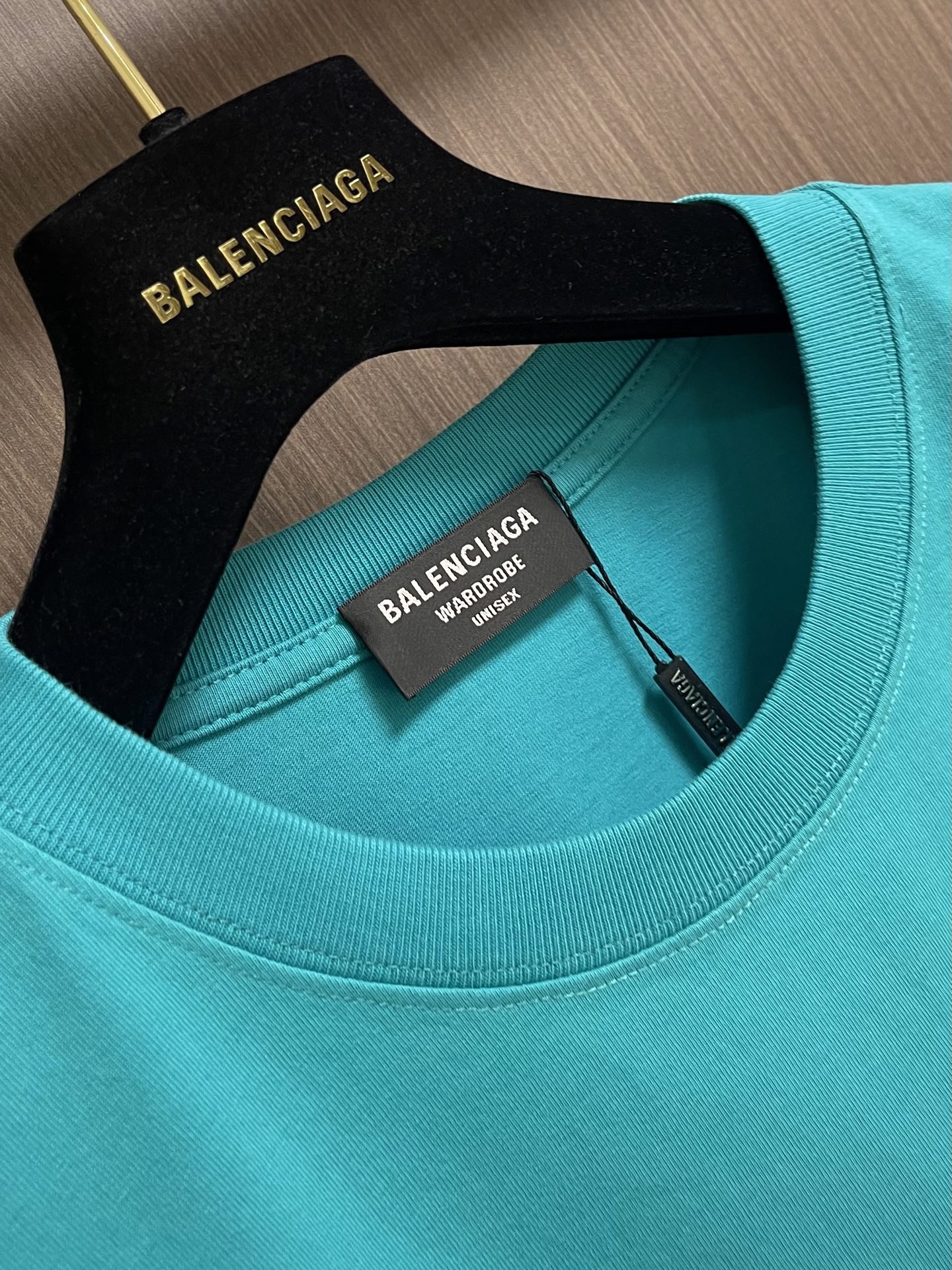 Balenciaga 2026SS胶带字母印花短袖T恤，面料采用32支100%精梳纯棉平纹针织布，185