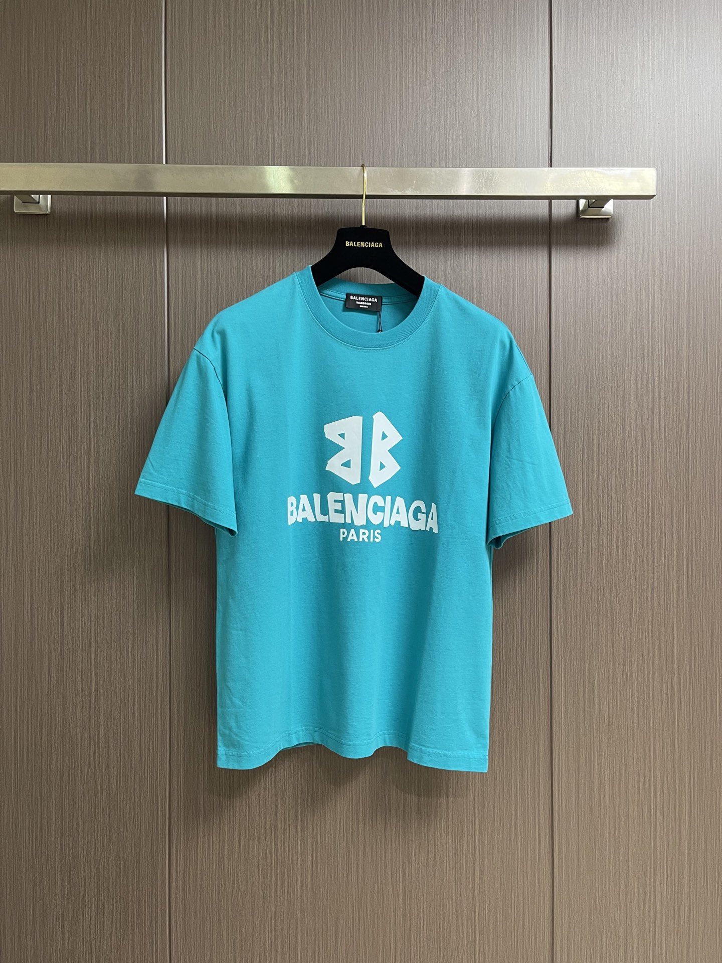 NO:935720,Balenciaga  2026SS tape letter printed short-sleeved T-shirt. The fabric is made of 32-count combed pure cotton plain knitted fabric. The 185g weight is both loose and non-collapsible, and the upper body has no weight-bearing feeling. It is suitable for wearing alone or layered in summer. The fabric is enzyme pre-washed + pre-shrunk to reduce subsequent washing shrinkage. The fabric surface feels soft and delicate, and the collar, cuffs and hem are manually frayed, which is very time-consuming.  Strong, the printing uses environmentally friendly water slurry + old discharge printing. It is not an ordinary thick offset printing, the printing is completely close to the skin, without a heavy raised glue feel, thin and breathable, and will not make parts hard. Through special fading dots + partial whitening process, the edge transition is natural, without a stiff machine feel. After printing, high temperature pressure drying + color fixation treatment, normal machine washing will not easily cause slurry, cracking, and large pieces to fall off. Size M-XXL  M size bust 108 shoulder width 55 length 68.5 L size bust 112 shoulder width 57 length 70.519860909Balenciaga 2026SS胶带字母印花短袖T恤,面料采用32支精梳纯棉平纹针织布,185g克重兼顾宽松不塌、上身无负重感,夏天单穿、叠穿都合适.面料做酵素预水洗+预缩定型,降低后续水洗缩水率,布面手感柔软细腻,领口、袖口、下摆做手工磨破工艺,非常的耗时耗力,印花采用环保水浆+做旧拔印.不是普通厚胶印,印花完全贴肤、无厚重凸起胶感,薄透透气,不会让局部发硬.通过特殊褪色网点+局部磨白工艺,边缘过渡自然,没有生硬机器感.印花后高温压烘+固色处理,正常机洗不容易掉浆、开裂、大块脱落.尺码M-XXL M码 胸围108 肩宽55 衣长68.5 L码 胸围112肩宽57 衣长70.5 XL码胸围116肩宽59 衣长72.5 XXL码 胸围120肩宽60 衣长74.5,,balenciaga,T-shirt,tees，t-shirt,,Men's clothing