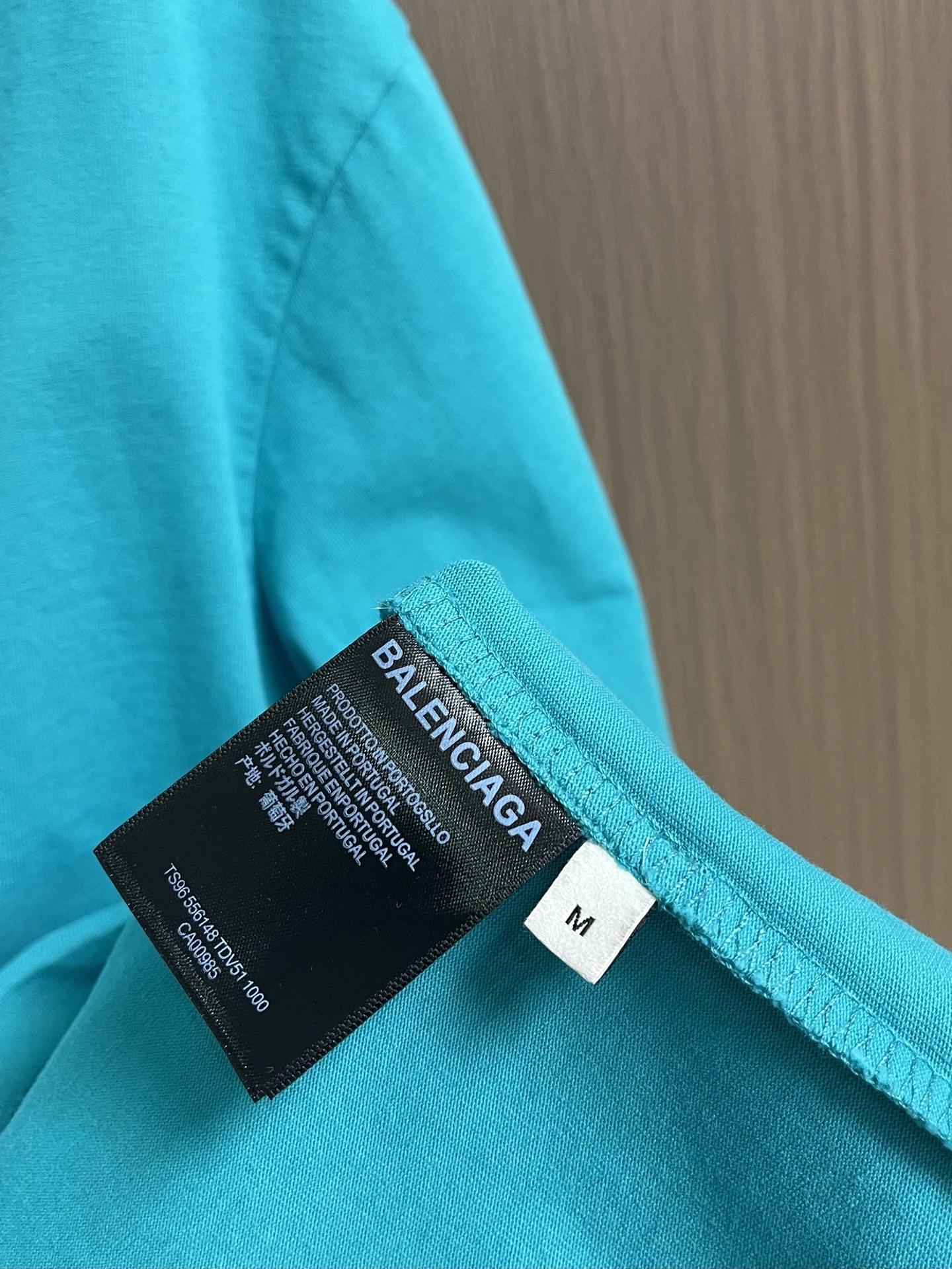 Balenciaga 2026SS胶带字母印花短袖T恤，面料采用32支100%精梳纯棉平纹针织布，185