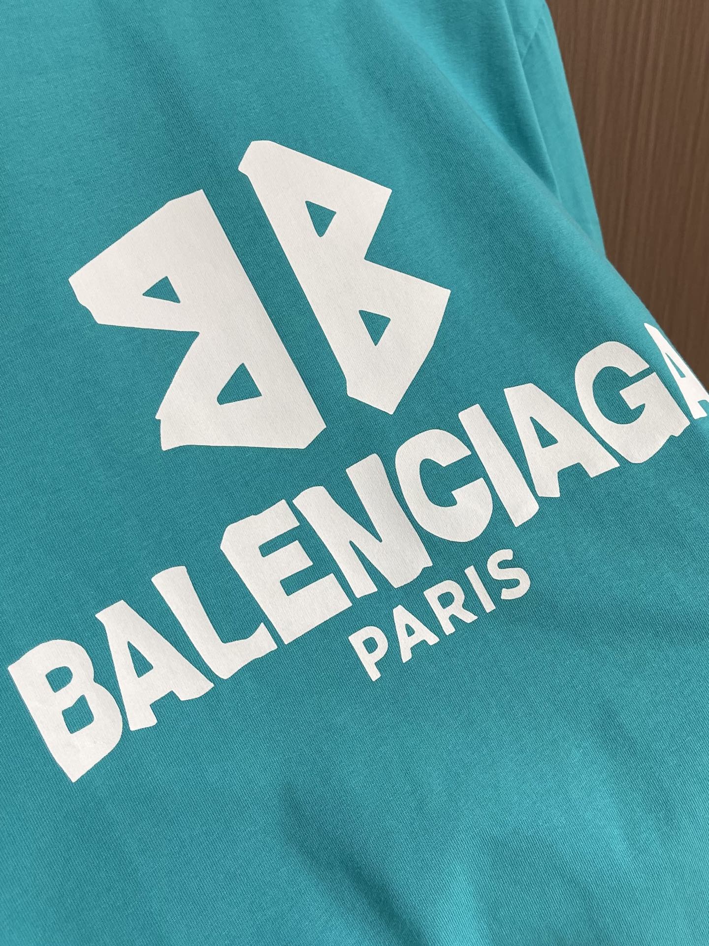 Balenciaga 2026SS胶带字母印花短袖T恤，面料采用32支100%精梳纯棉平纹针织布，185