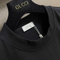 Dior Atelier设计师系列 字母印花短袖T恤,这件Cistian 短袖T恤,甄选重磅有机棉平纹针 Dior Atelier设计师系列 字母印花短袖T恤,这件Cistian 短袖T恤,甄选重磅有机棉平纹针