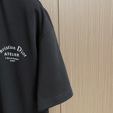 Dior Atelier设计师系列 字母印花短袖T恤,这件Cistian 短袖T恤,甄选重磅有机棉平纹针 Dior Atelier设计师系列 字母印花短袖T恤,这件Cistian 短袖T恤,甄选重磅有机棉平纹针
