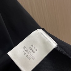 Dior Atelier设计师系列 字母印花短袖T恤,这件Cistian 短袖T恤,甄选重磅有机棉平纹针 Dior Atelier设计师系列 字母印花短袖T恤,这件Cistian 短袖T恤,甄选重磅有机棉平纹针