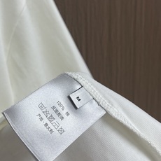 Dior Atelier设计师系列 字母印花短袖T恤,这件Cistian 短袖T恤,甄选重磅有机棉平纹针 Dior Atelier设计师系列 字母印花短袖T恤,这件Cistian 短袖T恤,甄选重磅有机棉平纹针