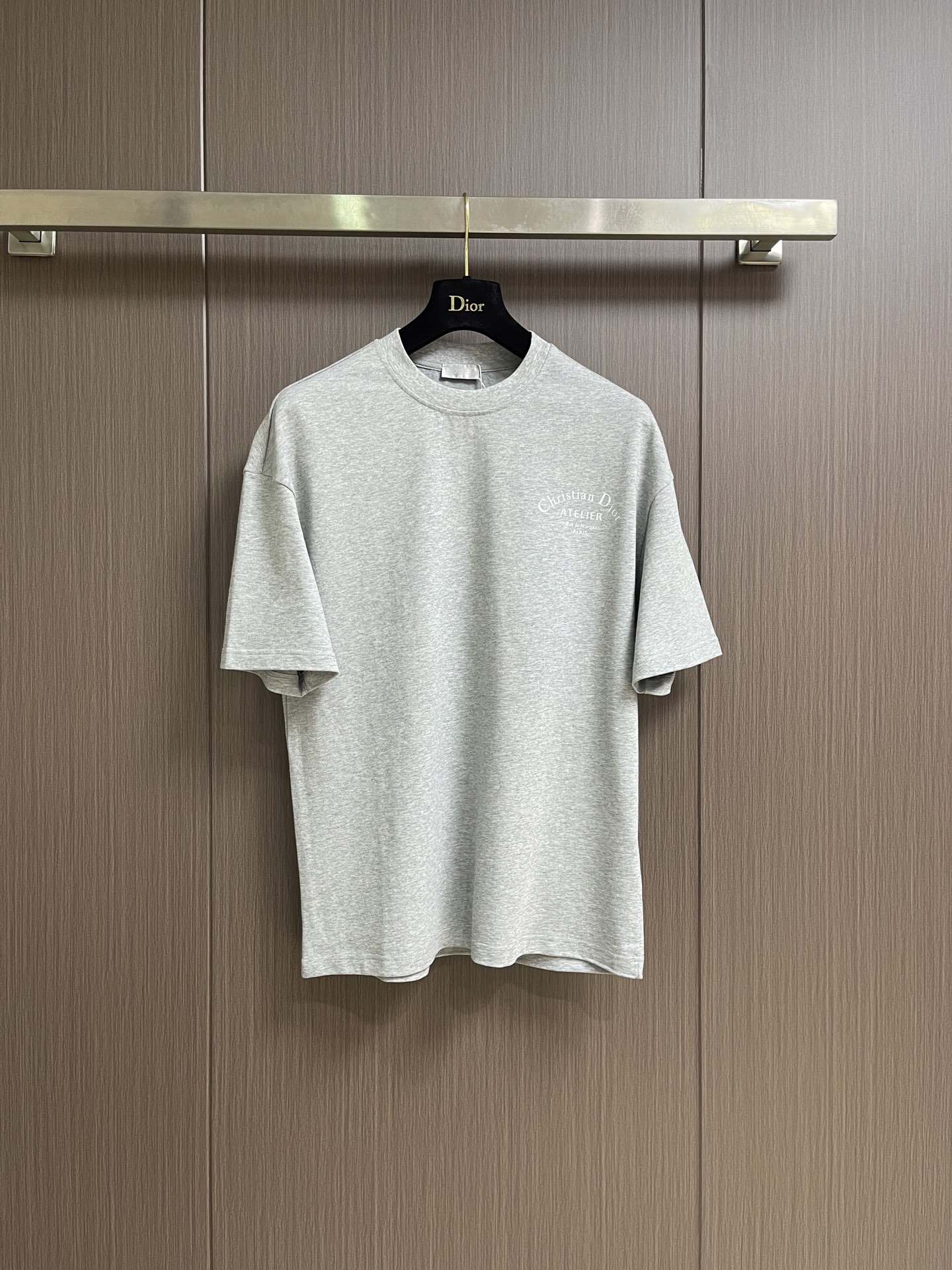 NO:935723,Dior Atelier designer series letter print short-sleeved T-shirt, this Cistian  Short-sleeved T-shirt, made of heavyweight organic cotton jersey fabric, pre-shrunk and enzyme-washed, with a crisp silhouette and a delicate skin-friendly touch, which is not easy to deform and pill after long-term wear. The classic round neck adopts double-layer ribbing technology, and the inner flat-lock seam is processed to fit the neck without foreign body feeling; the loose shoulder cut weakens the sense of restraint at the shoulder line, and is suitable for a variety of wearing scenarios. 'CISTIAN ATELIER' on the chest  The PARIS' logo adopts environmentally friendly glue screen printing and partial flocking technology, and is pressed and solidified at high temperature. It has high color fastness and sharp edges, forming a low-key and highly recognizable visual focus on the pure white background. The custom brand logo and the same color woven label and washable label are customized on the inside of the back collar. The details highlight the French high-end craftsmanship aesthetics. The overall minimalist lines and exquisite workmanship interpret the elegant and high-end texture. The overall routing is straight and delicate, the fabric is comfortable and soft, and the colors are consistent and without color difference.  It can be matched with the same style to create a fashionable look, and can be used in various occasions. Customized accessories, complete with three standards, same style for men and women!  Size M-XXL M size Bust 108 Shoulder width 55 Length 68.5 L Size Bust 112 Shoulder width 57 Length 70.519860909Dior Atelier设计师系列 字母印花短袖T恤,这件Cistian 短袖T恤,甄选重磅有机棉平纹针织面料,经预缩定型与酵素水洗处理,兼具挺括廓形与细腻亲肤触感,久穿不易变形起球.经典圆领采用双层罗纹包边工艺,内侧平锁接缝处理,贴合颈部且无异物感；宽松落肩剪裁,弱化肩线束缚感,适配多元穿搭场景.胸前“CISTIAN ATELIER PARIS”标识采用环保胶浆丝网印花与局部植绒工艺,经高温压烫固化,色牢度高且边缘锐利,在纯白底色上形成低调而极具辨识度的视觉焦点.后领内侧定制品牌标与同色织唛水洗标,细节处彰显法式高定工艺美学,整体以极简线条与精湛做工,诠释的优雅高级质感.整体走线平直细腻,面料舒适柔软,颜色一致无色差 能与同款搭配营造时尚造型,驾驭各种场合,定制辅料,三标齐全,男女同款！尺码M-XXL M码 胸围108 肩宽55 衣长68.5 L码 胸围112肩宽57 衣长70.5 XL码胸围116肩宽59 衣长72.5 XXL码 胸围120肩宽60 衣长74.5,,dior,T-shirt,tees，t-shirt,,Men's clothing