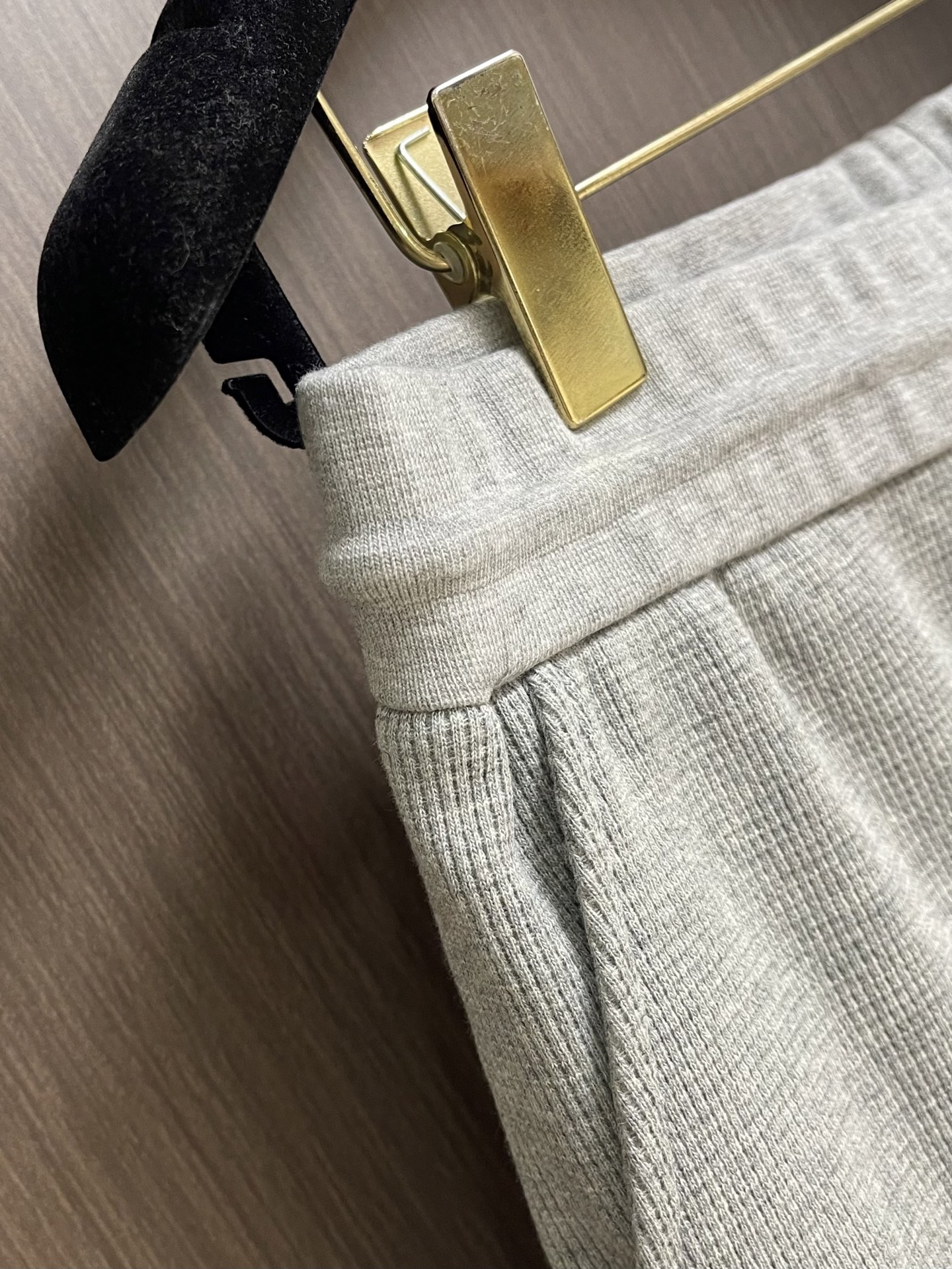 THOM BROWNE 华夫格短裤，这款坑条四道杠休闲短裤甄选高密坑条针织面料，采用立体提花织造工艺，纹