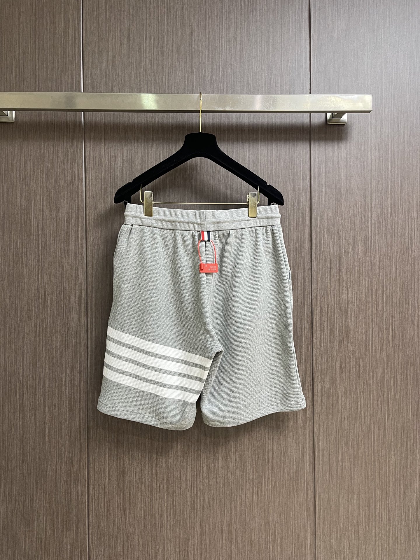THOM BROWNE 华夫格短裤，这款坑条四道杠休闲短裤甄选高密坑条针织面料，采用立体提花织造工艺，纹