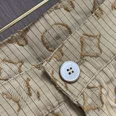 Lv Monogram 防撕裂渐变休闲长裤,这些防水防撕裂面料饰有柔软质感的提花剪花图案。沙米色系的迷彩 Lv Monogram 防撕裂渐变休闲长裤,这些防水防撕裂面料饰有柔软质感的提花剪花图案。沙米色系的迷彩