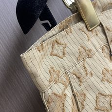Lv Monogram 防撕裂渐变休闲长裤,这些防水防撕裂面料饰有柔软质感的提花剪花图案。沙米色系的迷彩 Lv Monogram 防撕裂渐变休闲长裤,这些防水防撕裂面料饰有柔软质感的提花剪花图案。沙米色系的迷彩