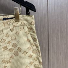 Lv Monogram 防撕裂渐变休闲长裤,这些防水防撕裂面料饰有柔软质感的提花剪花图案。沙米色系的迷彩 Lv Monogram 防撕裂渐变休闲长裤,这些防水防撕裂面料饰有柔软质感的提花剪花图案。沙米色系的迷彩