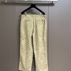 Lv Monogram 防撕裂渐变休闲长裤,这些防水防撕裂面料饰有柔软质感的提花剪花图案。沙米色系的迷彩 Lv Monogram 防撕裂渐变休闲长裤,这些防水防撕裂面料饰有柔软质感的提花剪花图案。沙米色系的迷彩
