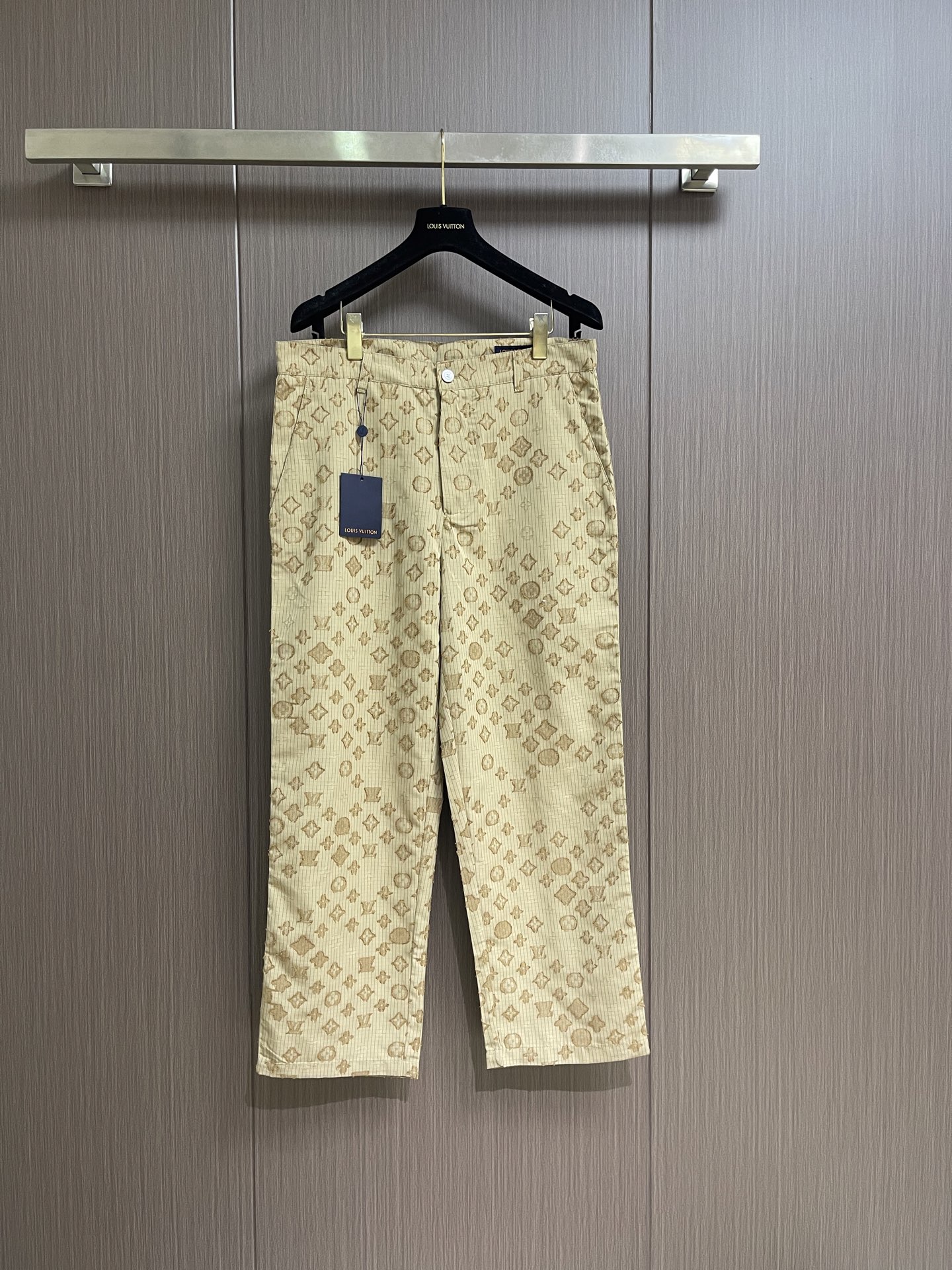 NO:935750,Lv Monogram ripstop gradient casual trousers, these waterproof ripstop fabrics are decorated with a jacquard cut-out pattern with a soft texture. The sandy beige camouflage-inspired Monogram Surplus pattern adds a low-key but visually impactful brand logo to everyday looks. Functional details are equipped with technical buckles and patch pockets. It can be combined with the same series to complete the summer. Size S-M-L-XL S size pants length 101 waist 84 seat 102 foot opening 42 M size  Pants length 102, waist circumference 88, seat circumference 106, leg opening 44, L size pants length 103, waist circumference 92, seat circumference 110, leg opening 46, XL size, pants length 104, waist circumference 96, seat circumference 114, leg opening 48,,louis vuitton,19860909Lv Monogram 防撕裂渐变休闲长裤,这些防水防撕裂面料饰有柔软质感的提花剪花图案.沙米色系的迷彩灵感 Monogram Surplus 图案为日常造型增添低调却富有视觉冲击力的品牌标识.功能性细节配科技感扣环及贴袋.搭配同系列可组成夏日.尺码S-M-L-XL S码裤长101 腰围84 坐围102 脚口42 M码 裤长102 腰围88 坐围106 脚口44 L码裤长103 腰围92 坐围110 脚口46 XL码 裤长104 腰围96 坐围114 脚口48,,louis vuitton,,Men's clothing